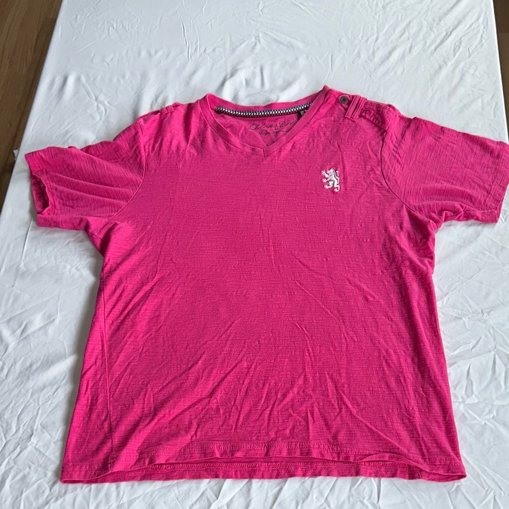 English Laundry Men's Lions Crest Pink 100% Cotton V-Neck T-Shirt  Medium